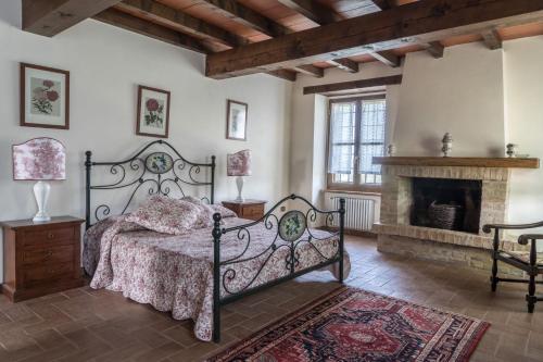 サルソマッジョーレ・テルメにあるVilla Manganina - Tabiano Castle Country Villasのベッドと暖炉のある寝室