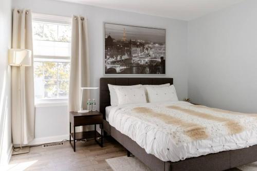 Tempat tidur dalam kamar di The Longmont Luxury Condo in the heart of providence