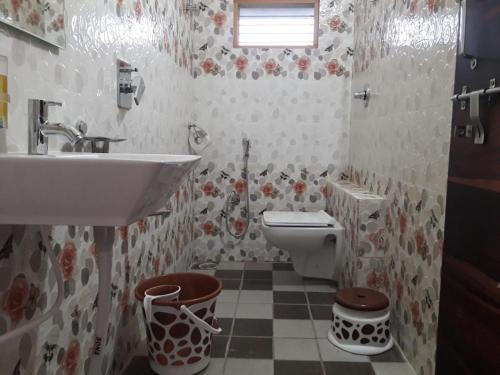 ห้องน้ำของ Saptami Hampi Homestay