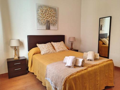 1 dormitorio con 1 cama con 2 toallas en Eduardo Lucena 5, Casco Histórico, en Córdoba