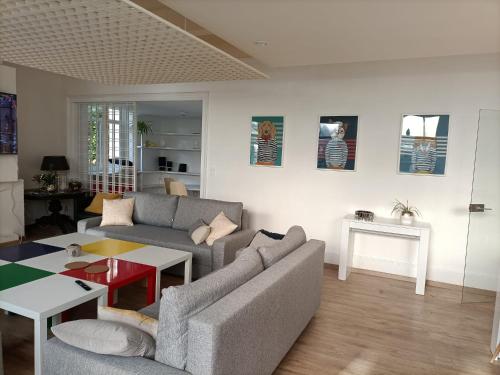 un salon avec un canapé et une table dans l'établissement Résidence du Bois Chasson, à Vire