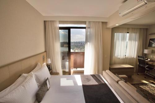Habitación de hotel con cama grande y ventana en Staybridge Suites São Paulo, an IHG Hotel, en São Paulo