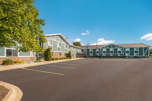 an empty parking lot in front of a building at Americas Best Value Inn & Suites-Birch Run in Birch Run