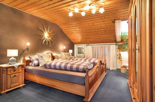 a bedroom with a bed and a wooden ceiling at Wohlfühl-Ferienwohnungen Kirchberger in Bodenmais