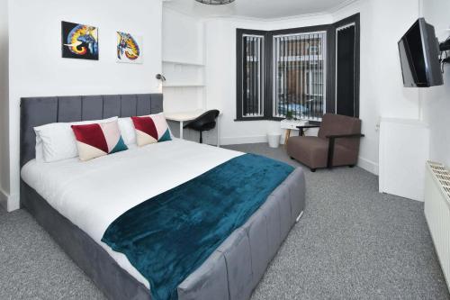 1 dormitorio con 1 cama grande y 1 silla en Townhouse @ 202 Walthall Street Crewe, en Crewe