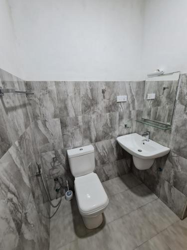 バンダーラウェラにあるHotel Serendib Hillのトイレと洗面台付きのバスルーム