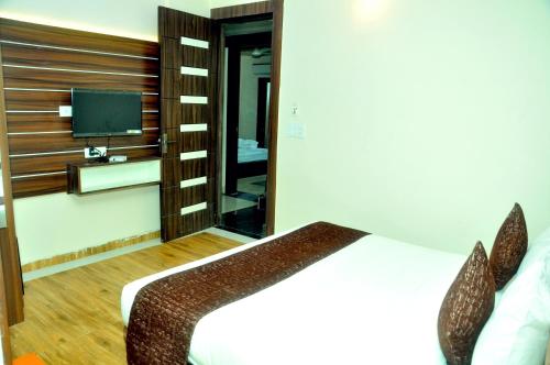 Ένα ή περισσότερα κρεβάτια σε δωμάτιο στο SRG INN HOTEL