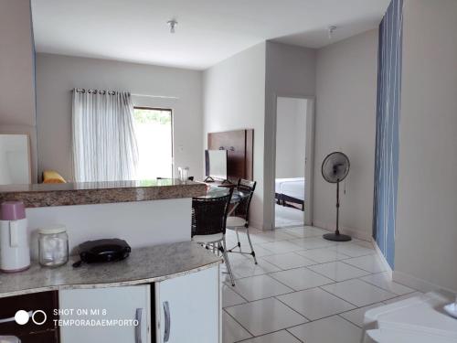 a living room with a kitchen and a bedroom at Apartamento completo com 3 quartos in Porto Seguro