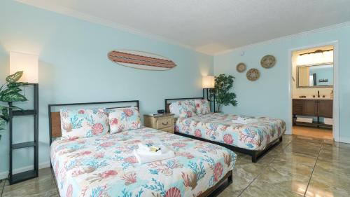 Tempat tidur dalam kamar di Heated Pool, Huge TV, Waterfront Tiki Bar & Grill, Close to Beaches