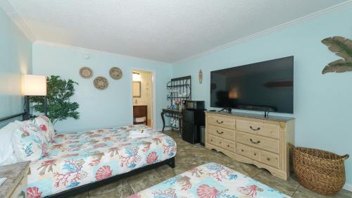Кровать или кровати в номере Heated Pool, Huge TV, Waterfront Tiki Bar & Grill, Close to Beaches