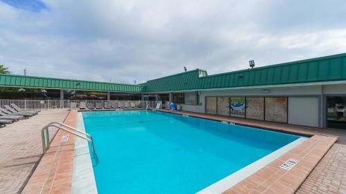 Бассейн в Heated Pool, Huge TV, Waterfront Tiki Bar & Grill, Close to Beaches или поблизости