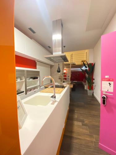 cocina con encimera blanca y fregadero en Cozy designer apart / Acogedor apartamento de diseño ● WiFi - Jacuzzi - A/C SteamSauna, en Madrid