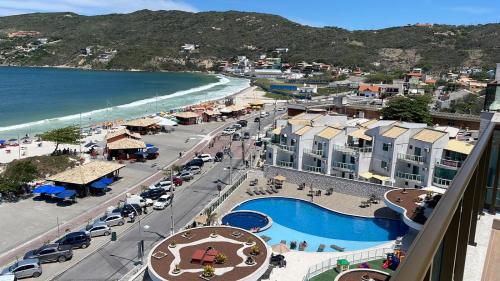 vista su un resort con piscina e spiaggia di Residencial clube praia dos anjos ad Arraial do Cabo