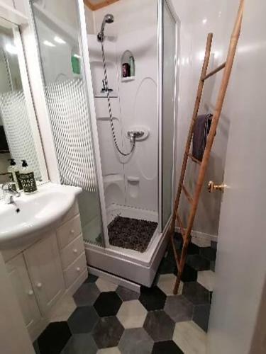 une salle de bain blanche avec une douche et un lavabo dans l'établissement Ô Pied Marin, au Tréport