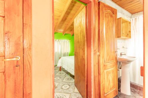 Ένα μπάνιο στο Hostel Luna Country