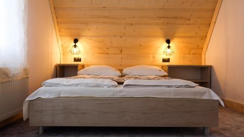 Tempat tidur dalam kamar di willa U Laskowych