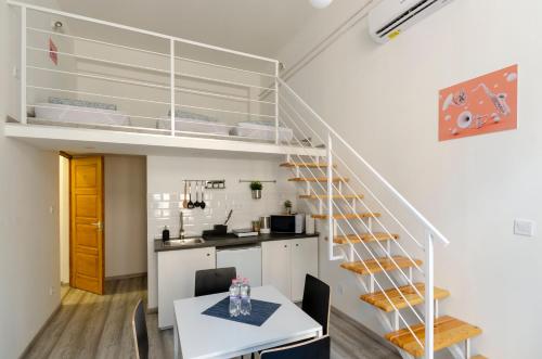 Una cocina o zona de cocina en Bartok Suites