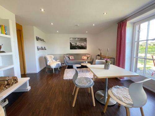 フュッセンにあるAllgäuglück - natur & stadtnahのテーブルと椅子のあるリビングルーム