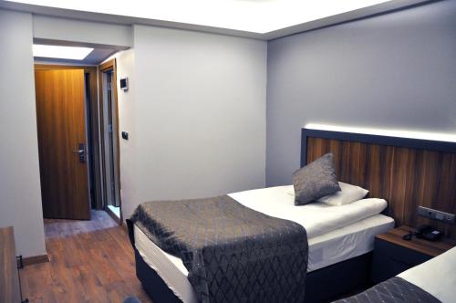 a small room with a bed and a bed sidx sidx sidx at SAKA LİFE OTEL in Erzurum