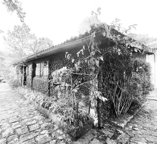 a black and white photo of a building at Pinheiros do Rocio in Petrópolis