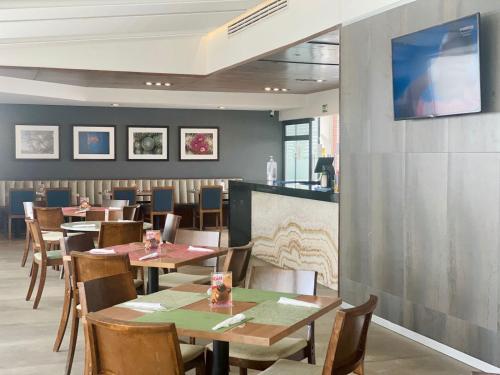 Uma TV ou centro de entretenimento em Hotel Buen Valle