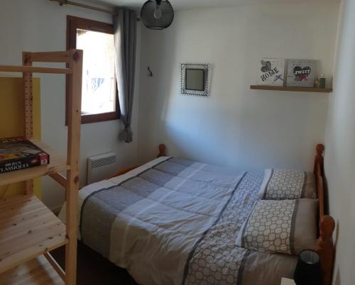 Łóżko lub łóżka w pokoju w obiekcie T2 vue sur les montagnes à Bagnères-de-Luchon 1*