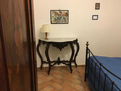 a room with a table next to a bed at l'eco dei Papi in Viterbo