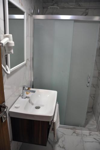 a bathroom with a sink and a shower at SAKA LİFE OTEL in Erzurum