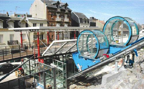 een achtbaan die op een bouwplaats wordt gebouwd bij Ô Pied Marin in Le Tréport
