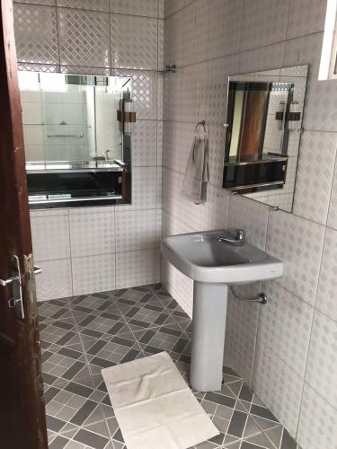 Ένα μπάνιο στο Apartamento Suíte em Soure.
