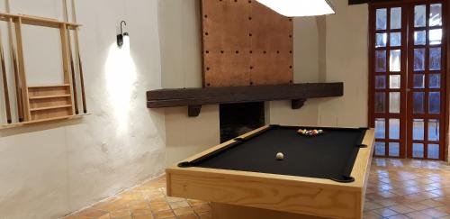 una mesa de billar en una habitación con chimenea en Hotel San Francisco Tlaxcala en Tlaxcala de Xicohténcatl