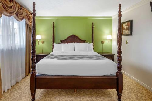 A bed or beds in a room at SureStay Plus Hotel by Best Western Kincardine