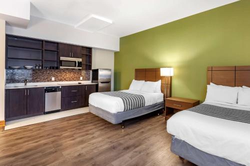 Η κουζίνα ή μικρή κουζίνα στο SureStay Plus Hotel by Best Western Kincardine