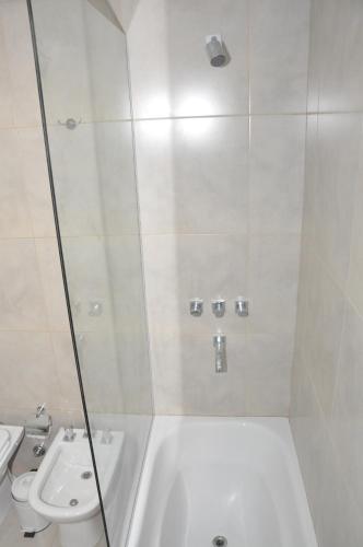 a bathroom with a shower with a tub and a toilet at Moderno departamento en el Corazon de Recoleta in Buenos Aires