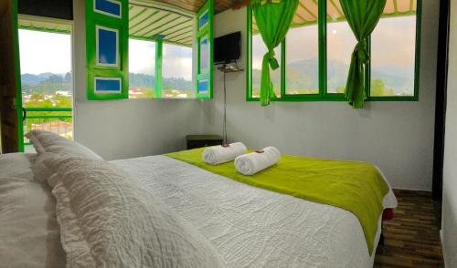 1 dormitorio con 1 cama con 2 toallas en Hotel La Floresta Salento, en Salento