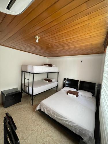 מיטה או מיטות קומותיים בחדר ב-Casa Blanca Increíble (Casa Completa)