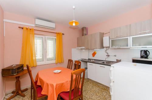 una pequeña cocina con mesa y sillas en una habitación en Apartment Town View en Korčula