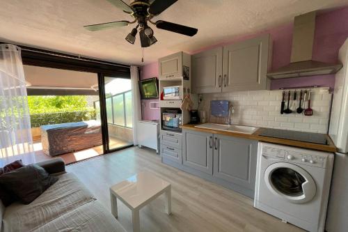 Kuchyň nebo kuchyňský kout v ubytování Le Lagon bleu Studio cabine dans résidence avec piscine