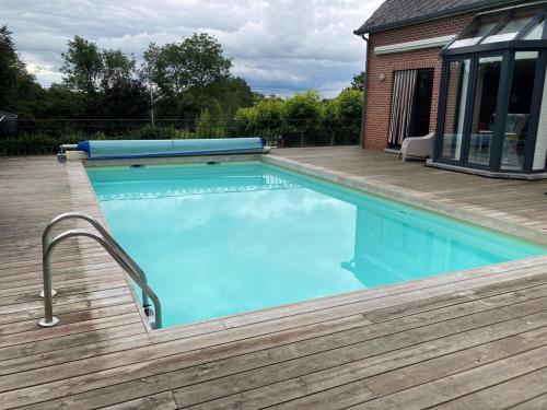 una gran piscina con terraza de madera en Luxurious Villa in Durbuy with Swimming Pool, en Durbuy