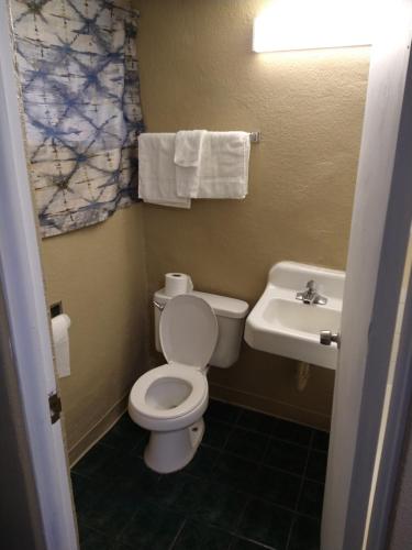 Ett badrum på Highway Motel