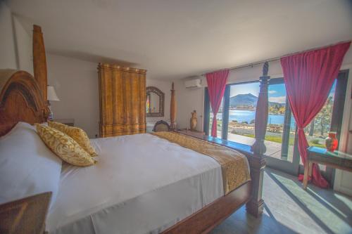 מיטה או מיטות בחדר ב-Quiet Mind Mountain Lodge, Retreat & Spa