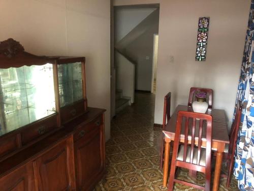 a living room with a dining table and a television at !Penha casa toda mobiliada para temporada in Rio de Janeiro