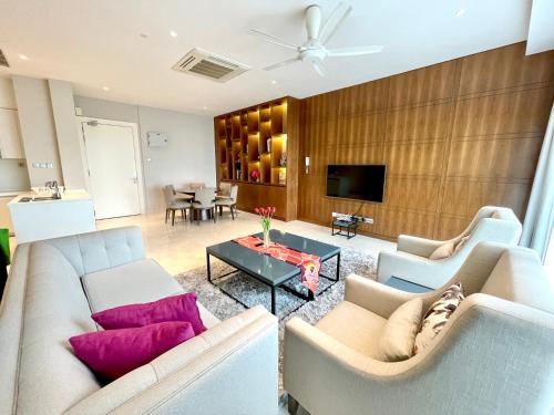 - un salon avec deux canapés et une télévision dans l'établissement KLCC Luxury Condo Damai 88 Near Gleneagles Hospital, à Kuala Lumpur
