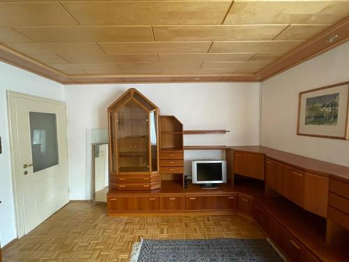 uma sala de estar com uma televisão e um quarto com um quarto em Große Wohnung zum Wohlfühlen 