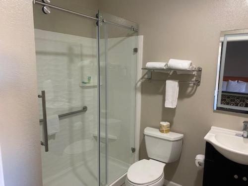 uma casa de banho com um chuveiro, um WC e um lavatório. em North Bay Inn Santa Rosa em Santa Rosa