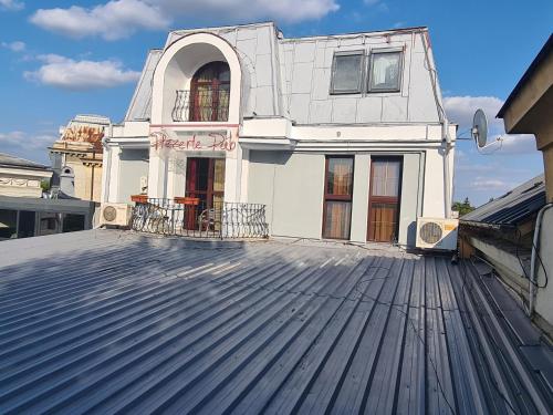 a white building on top of a metal roof at Bistro 29 in Ploieşti