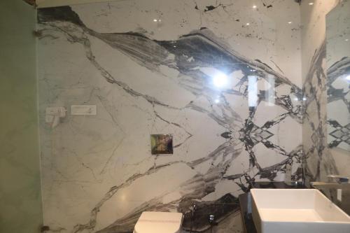 Ένα μπάνιο στο The Kumbha Residency by Trulyy - A Luxury Resort and Spa