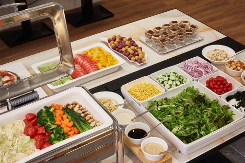 a buffet filled with lots of different types of vegetables at MGH Mitsui Garden Hotel Taipei Zhongxiao in Taipei