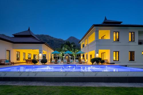 une grande piscine en face d'un bâtiment dans l'établissement Ultimate Luxury Bali Style Villa with 5 Bedrooms! B11, à Hua Hin