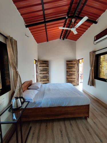 Una cama o camas en una habitación de Roy's Nature Nest - Farm Stay near Malshej Ghats